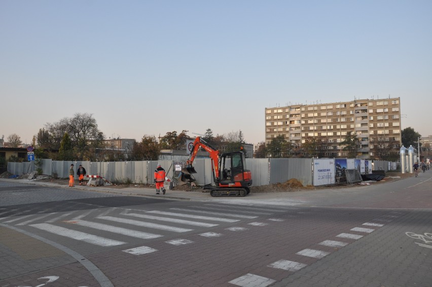 Tak będzie wyglądał nowy biurowiec przy placu Solidarności. Rury znikną w przyszłym roku [NOWE WIZUALIZACJE]