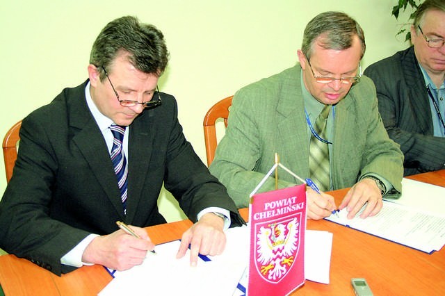 Zdzisław Gamański, starosta powiatu chełmińskiego i prezes Marian Korolko z firmy Skanska, która zbuduje niemal 16-kilometrowy odcinek z Lisewa do Zegartowic