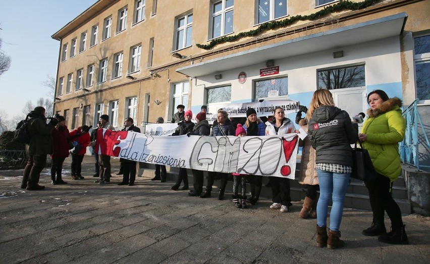 Protest przed budynkiem Gimnazjum nr 20