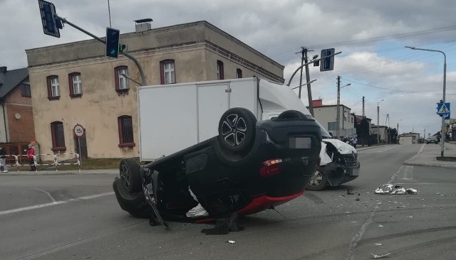 Wypadek w Lyskach. Samochód dachował na ulicy Rybnickiej