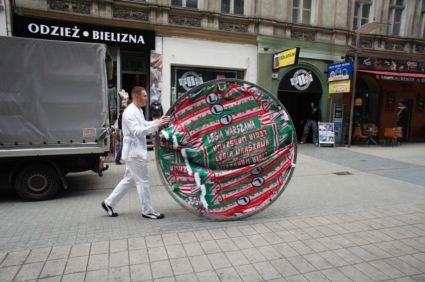 Performer toczył przez Poznań koło z szalikami Lecha i Legii [ZDJĘCIA]