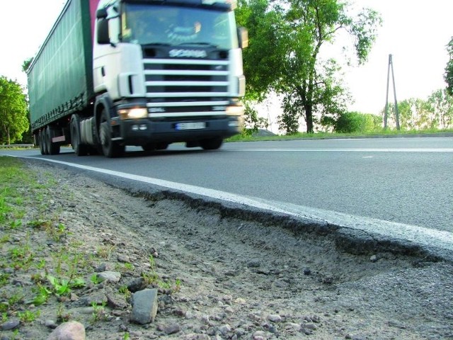 Kilkudziesięciocentymetrowe wyrwy w poboczach nie dają spokoju kierowcom i mieszkańcom wsi Chraboły