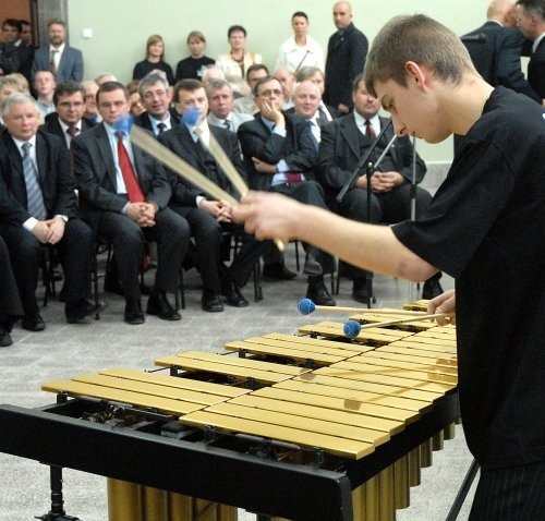 Krystian Skubała, wyjątkowo utalentowany młody muzyk, zagrał na koniec wczorajszego spotkania na wibrafonie. Przekonał premiera, że uczelnia artystyczna miałaby kogo kształcić.