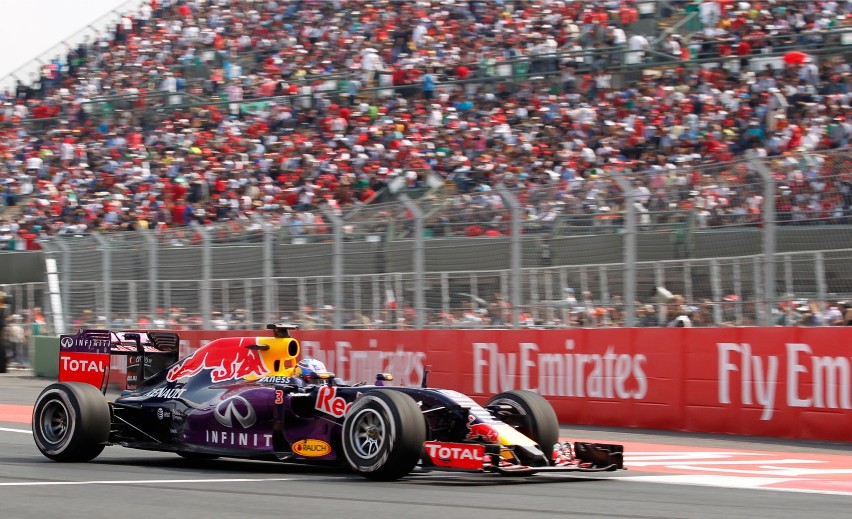 Wyścig o Grand Prix Meksyku. Na torze Daniel Ricciardo (Red...