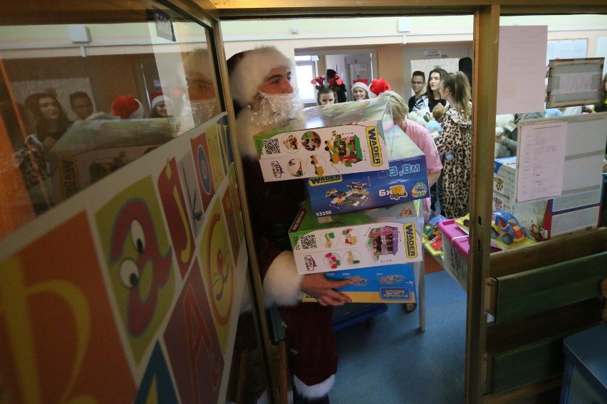 #DajemyRadość: 700 kg zabawek dla pacjentów szpitala dziecięcego