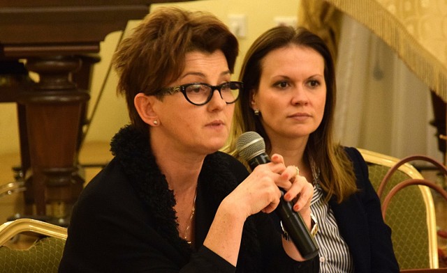 Podkarpacki kurator oświaty Małgorzata Rauch (nz. z lewej) i posłanka Prawa i Sprawiedliwości Anna Schmidt-Rodziewicz mówiły, że reforma oświaty przywraca szkole normalność