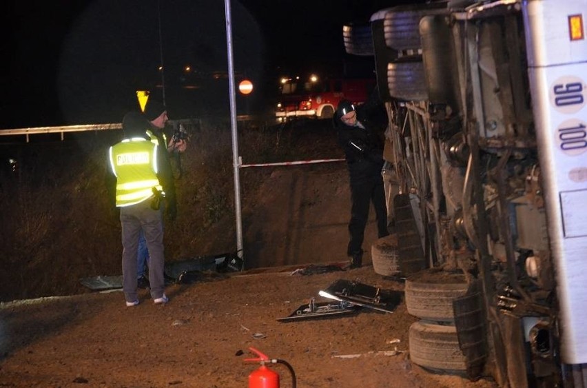 Wypadek autokaru na S3. Wycieczka wracała z jarmarku we Wrocławiu. Autobus przewrócił się na bok. Jedna osoba nie żyje, 24 zostały ranne