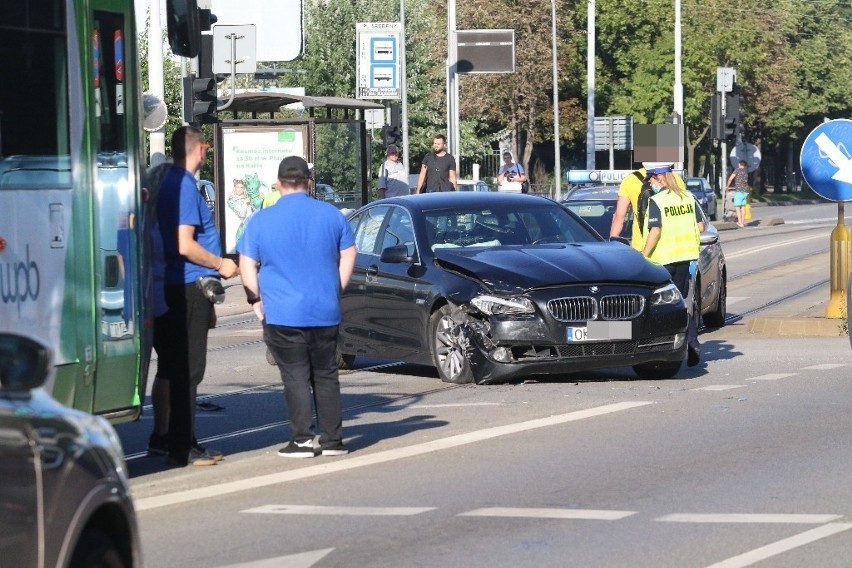 Wypadek na Grabiszyńskiej. Samochody zablokowały torowisko 