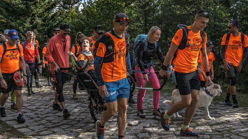 Tatry. Wejdą z niepełnosprawnym Maćkiem na Kasprowy Wierch, a potem wspólnie zjadą na nartach