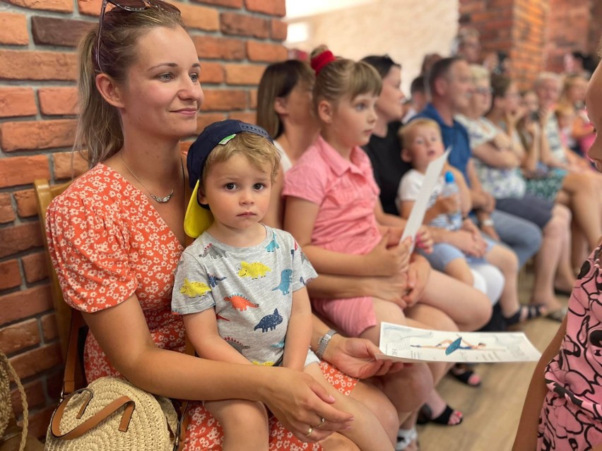 Każdy mały uczestnik warsztatów otrzymał dyplom i gratulacje...