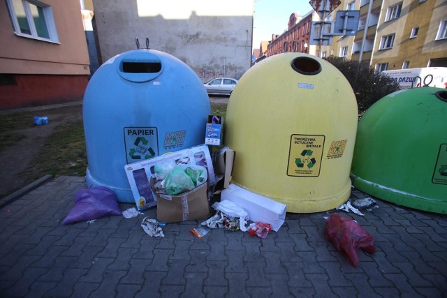 W Jaworznie śmieci od mieszkańców odbierają Wodociągi Jaworzno. Zobacz kolejne zdjęcia. Przesuń zdjęcia w prawo - wciśnij strzałkę lub przycisk NASTĘPNE