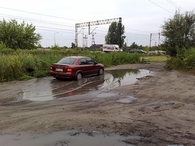 Samochody mają problem z przejazdem ulicą Czarną po wielkich kałużach powstałych wskutek wycieku.