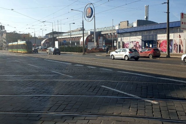 Ulica Głogowska w rejonie zajezdni tramwajowej - trzeba liczyć się ze zwężeniami z powodu prac na torowisku