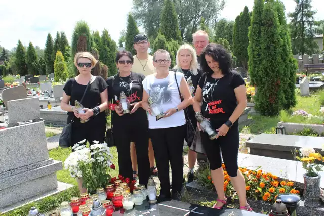 22. rocznica śmierci Ryśka Riedla: Fani pojawili się przy jego grobie