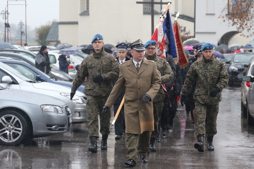 Patriotyczna manifestacja w ulewnym deszczu. Tak świętowano w Strawczynie [ZDJĘCIA, WIDEO]