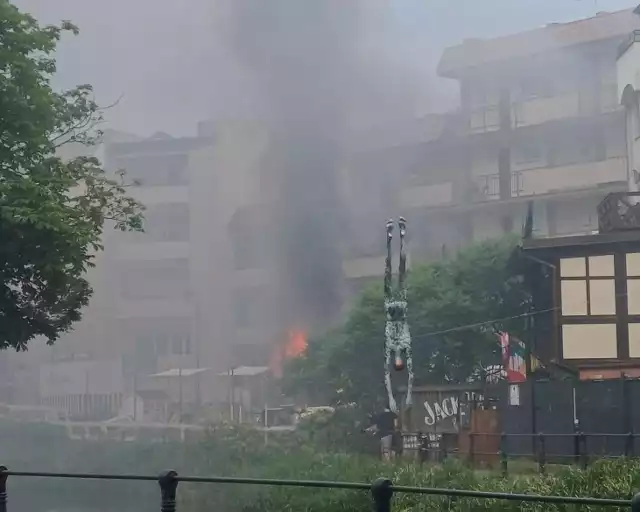 Do pożaru w okolicy Wyspy Młyńskiej w Bydgoszczy doszło w sobotę, 1 czerwca, około godz. 17.30. Na miejsce skierowano cztery zastępy straży pożarnej.