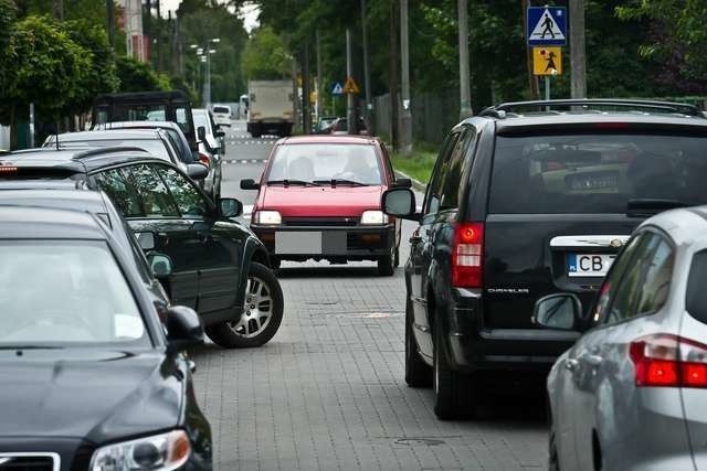 Problemy mieszkańców ulicy Żwirki i Wigury oraz przyległych potrwają niemal do końca wakacji. Drogowcy twierdzą, że nie mają możliwości wyznaczenia dodatkowych miejsc parkingowych