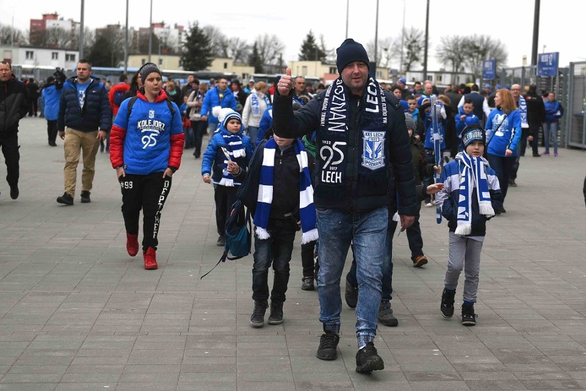 Kibice licznie przybyli na stadion przy ulicy Bułgarskiej....