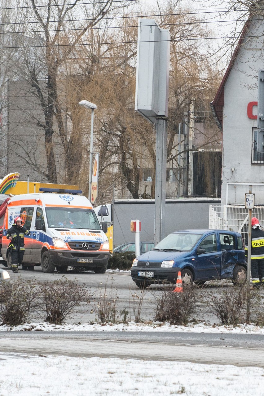 Wrocław: Wypadek na Krakowskiej. Fiat panda zderzył się z fordem transitem (ZDJĘCIA) 