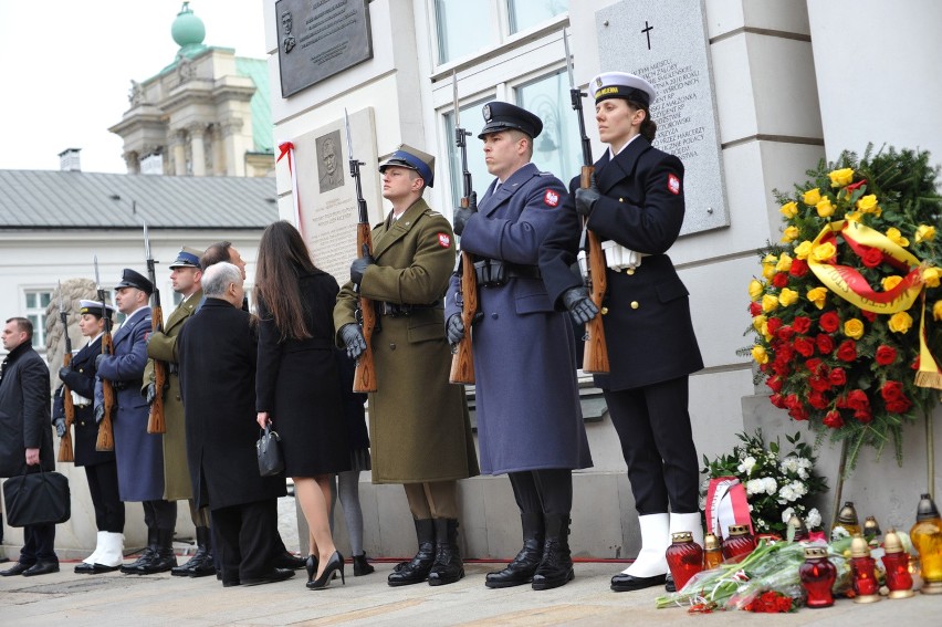 6. rocznica katastrofy smoleńskiej: Marsz pamięci na zakończenie uroczystości w Warszawie [ZDJĘCIA]