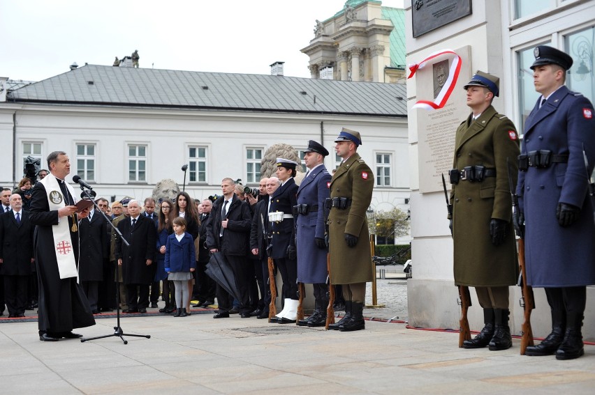 10.04.2016 warszawa pod palacam prezydenckim...