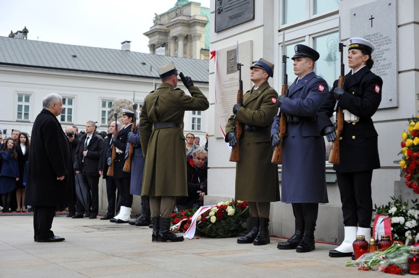 6. rocznica katastrofy smoleńskiej: Marsz pamięci na zakończenie uroczystości w Warszawie [ZDJĘCIA]