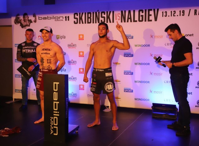 W piątek na gali Babilon MMA 11 swój pojedynek stoczy Daniel Rutkowski (z lewej).