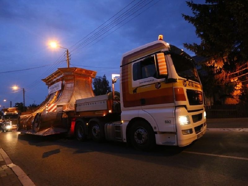 Hełm już na Świętym Krzyżu. Niezwykły transport od&#8230; godziny 3.30 (zdjęcia) 