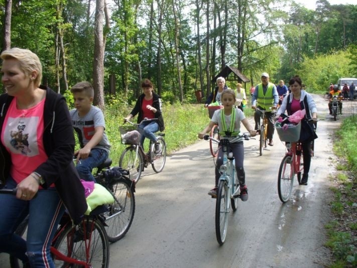 Ponad 50-osobowa grupa cyklistów ruszyła w trasę po gminie Topólka w poszukiwaniu kwiatu konwalii