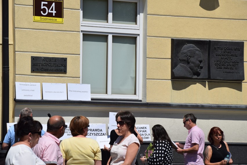 Protest przed Kurią Metropolitalną w Częstochowie