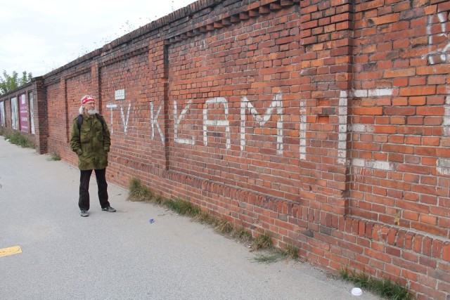 Stanisław kuczorski przy haśle, które wymalował na murze toruńskich zakładów mięsnych w listopadzie 1981 roku, czyli prawie 38 lat temu