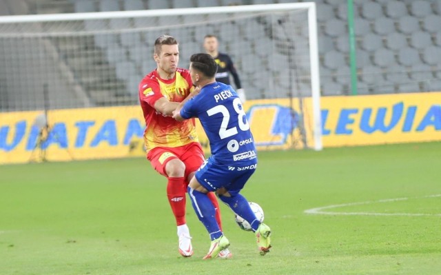 W pierwszym meczu z Odrą Opole Piotr Malarczyk (żółto-czerwony strój) strzelił dla Korony Kielce jednego gola, a ta wygrała 2:1