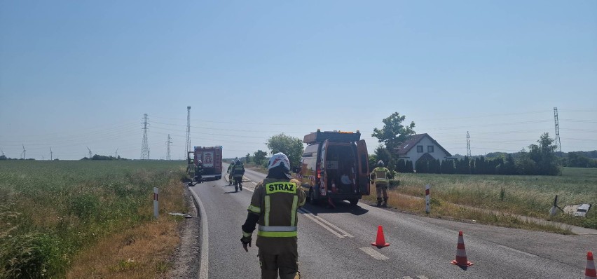 Kierowca uderzył w znak drogowy na DW 203 w miejscowości Iwięcino [ZDJĘCIA]