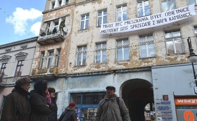 Kamienica z lokatorami na sprzedaż. Mieszkańcy protestują