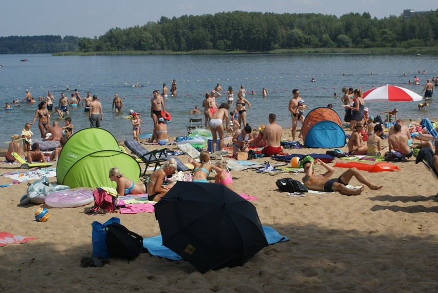 W sobotę nie brakowało chętnych do plażowania nad Pogorią...