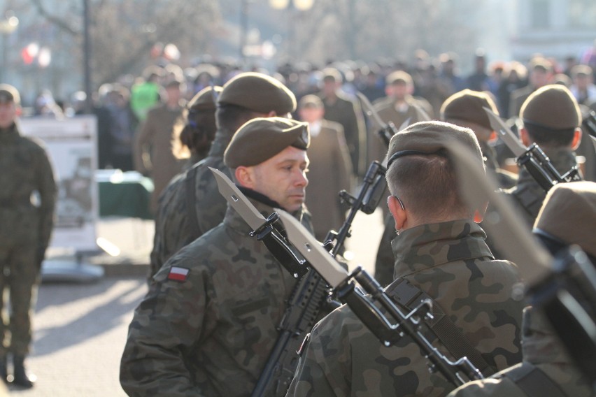 Na Placu Bartosza Głowackiego w Tarnobrzegu  „Terytorialsi” wypowiedzieli rotę przysięgi wojskowej. Było bardzo uroczyście (duzo zdjęć)