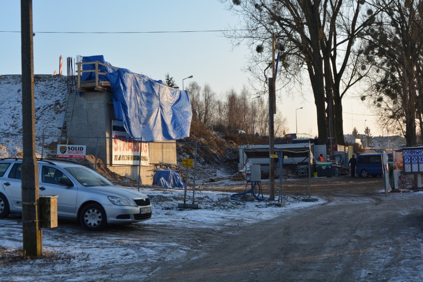 Remont starego mostu w Ostrołęce: rozpoczął się montaż przęseł łączących filary przeprawy [ZDJĘCIA+WIDEO]