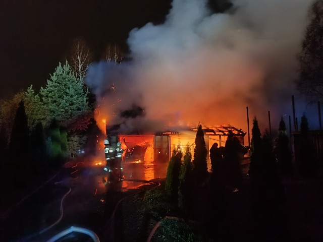 Pożar w miejscowości Słowik gm. Poczesna. Na miejscu kilka zastępów straży pożarnej