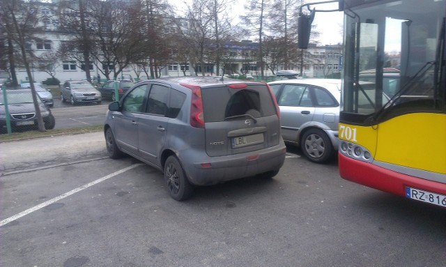 Tak się parkuje na ul. Lwowskiej w Rzeszowie.