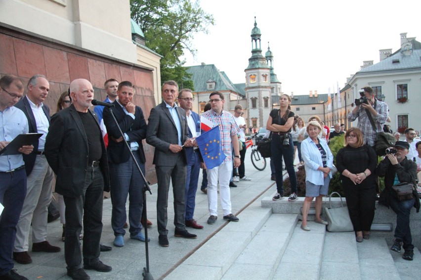 Wielka manifestacja w centrum Kielc „Wolne Sądy” z tysiącami uczestników  