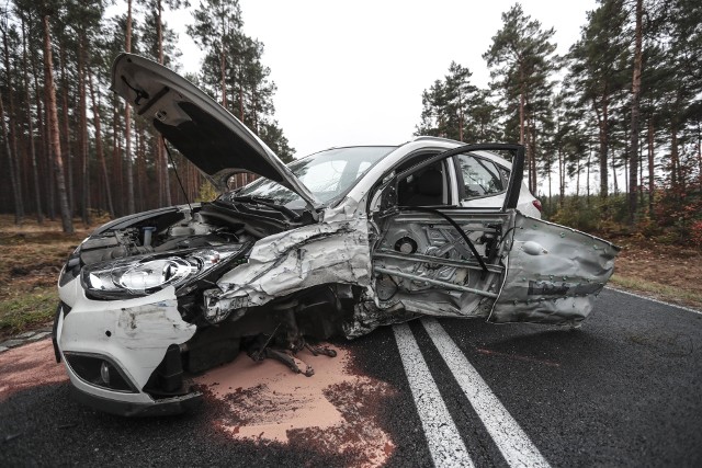 Do wypadku doszło w piątek, 19 października na trasie koło miejscowości Gorzupia pod Nowogrodem Bobrzańskim. Zderzyły się volkswagen i hyundai. Volkswagen koziołkował. Kierowca trafił do szpitala.Do zdarzenia doszło tuż za zakrętem. – Doszło do czołowo bocznego zderzenia volkswagena i hyundaia – mówi podinsp. Małgorzata Stanisławska, rzeczniczka zielonogórskiej policji. Po zderzeniu volkswagen wypadł z drogi i koziołkował.Na miejsce przyjechały służby ratunkowe. Karetka pogotowia ratunkowego przewiozła do szpitala rannego kierującego volkswagenem.Policja ustala jak doszło do wypadku. – Żaden z kierowców nie przyznaje się do jego spowodowania – mówi podinsp. Stanisławska. Sprawa trafi do sądu, który ustali winnego.Droga z Nowogrodu Bobrzańskiego do Żagania jest jest zablokowana. Policja wyznaczyła objazdy.Zobacz też wideo: CBŚP, straż graniczna i policjanci z Zielonej Góry rozbili dużą plantację konopi. Narkotyki były warte 125 tys. zł