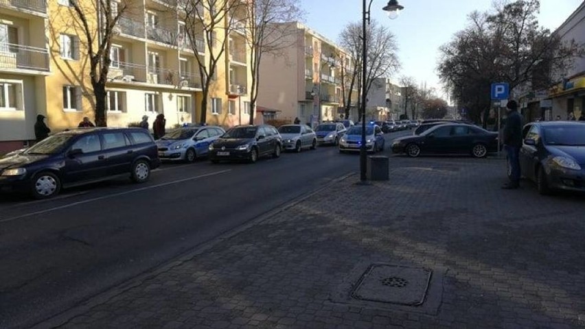 Policjanci otoczyli BMW we Włocławku. Widowiskowa akcja funkcjonariuszy w centrum miasta [zdjęcia]