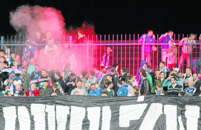 W trakcie meczu Ruchu z Legią rozegranego 24 kwietnia kibice Niebieskich odpalili race i zadymili stadion paląc środki chemiczne