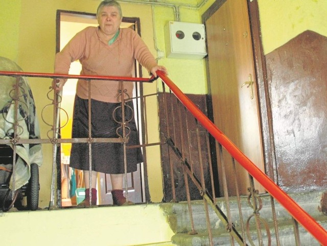 Schorowanej kobiecie władze miasta zafundowały strome schody prowadzące na drugie piętro  starej kamienicy. Od pół roku nie jest w stanie wyjść z przydzielonego jej mieszkania.