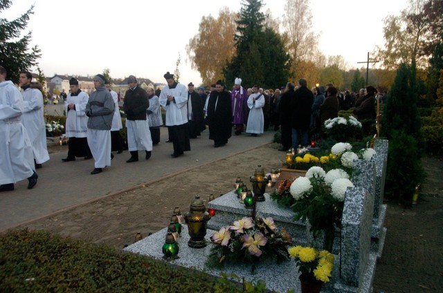 W Archidiecezji Poznańskiej nie będzie dużych mszy na cmentarzach w dniu Wszystkich Świętych. Takie rozwiązanie zaleca abp. Stanisław Gądecki.