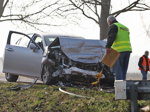 Wypadek na trasie Słupsk - Ustka. Kierowca  opla zmarł na miejscu, kierowca Lexusa zmarł w szpitalu.