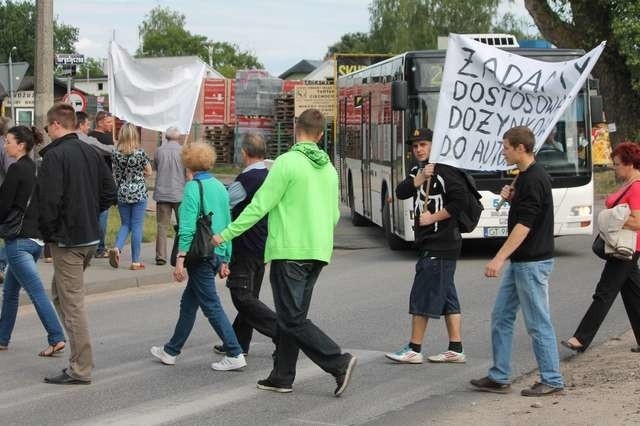 Pikieta w KaszczorkuMieszkańcy Kaszczorka zablokowali ulicę Turystyczną protestując przeciw powierzchownej przebudowie Dożynkowej