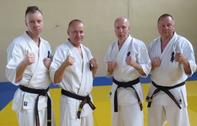 Sensei z Kieleckiego Klubu Sportowego Karate zapraszają na bezpłatne zajęcia i świetną zabawę. Od lewej Piotr, Waldemar, Krzysztof i Tomasz Kęćko.