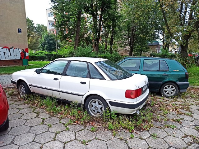 Opuszczone samochody przy ul. Kraszewskiego wkrótce znikną z parkingu?