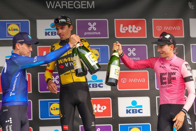 Trójka najlepszych kolarzy wyścigu Dwars Door Vlaanderen: Christophe Laporte (w środku), Oier Lazkano (z lewej) i Neilson Powless (z prawej)